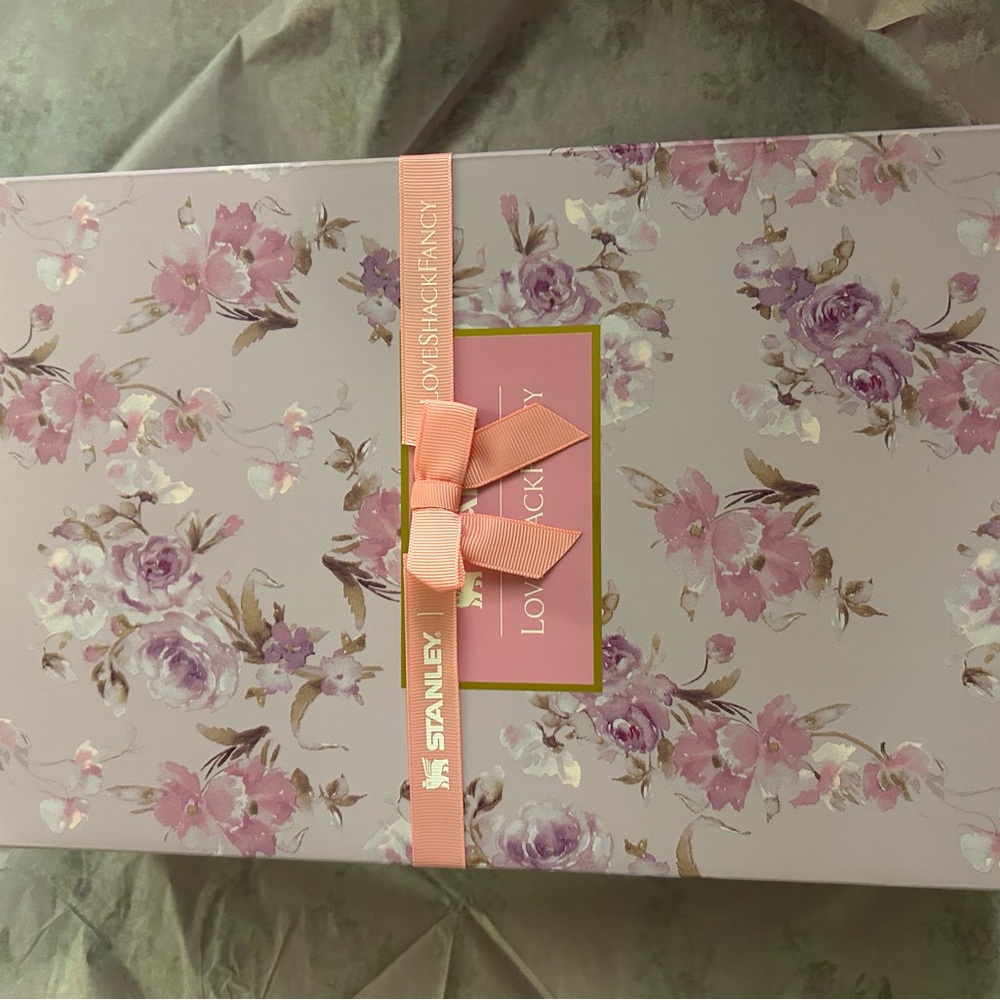 THE STANLEY X LOVESHACKFANCY
QUENCHER Happy Thoughts 40oz Tumbler
Lilac color